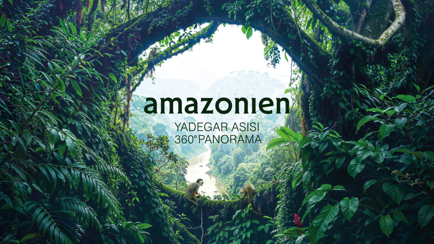 Dschungelblick mit Fluss und Affen, darüber der Schriftzug „amazonien“ und „Yadegar Asisi 360° Panorama“.
